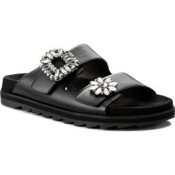 Klapki GUESS - Cambrie FLMBR2 ELE03 BLACK. Czarne klapki damskie marki Guess, z aplikacjami, ze skóry ekologicznej, bez obcasa. W wyprzedaży za 299,00 zł.