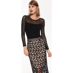 Body w grochy na przezroczystej siatce. Czarne bluzki damskie Top Secret, w grochy, z dzianiny, eleganckie, z klasycznym kołnierzykiem, bez rękawów. W wyprzedaży za 29,99 zł.