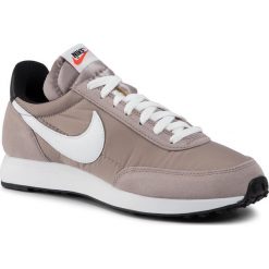 Buty NIKE - Air Tailwind 79 487754 203 Pumice/White/Black/Team Orange. Brązowe półbuty męskie Nike, na co dzień, bez wzorów, z zamszu, bez zapięcia. W wyprzedaży za 289,00 zł.