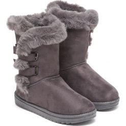 Botki w kolorze szarym. Szare buty zimowe damskie marki Carla Samuel. W wyprzedaży za 159,95 zł.