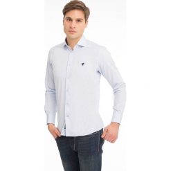 Koszula w kolorze jasnoniebieskim. Niebieskie koszule męskie Denim Culture, s, bez wzorów, z bawełny, z klasycznym kołnierzykiem, bez rękawów. W wyprzedaży za 127,95 zł.