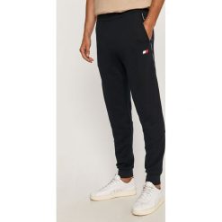 Tommy Sport - Spodnie. Niebieskie spodnie męskie Tommy Sport, s, z nadrukiem, z bawełny, sportowe. Za 399,90 zł.