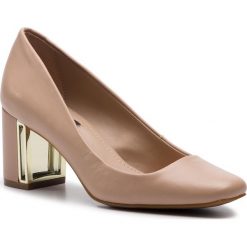 Półbuty DKNY - Gigi Pump K4841239 Nude. Brązowe półbuty damskie DKNY, bez wzorów, ze skóry ekologicznej, eleganckie, bez obcasa, na obcasie, bez zapięcia. Za 649,00 zł.