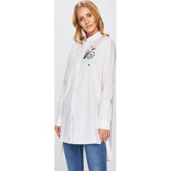 Trussardi Jeans - Tunika. Białe sukienki damskie Trussardi Jeans, na co dzień, s, z haftami, z bawełny, casualowe, z włoskim kołnierzykiem, bez rękawów, proste. W wyprzedaży za 579,90 zł.