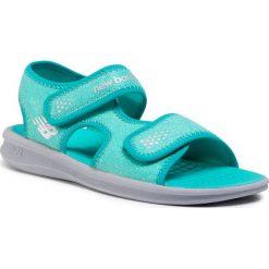 Sandały NEW BALANCE - K2031GRG Zielony. Zielone sandały dziewczęce New Balance, ze skóry ekologicznej, bez zapięcia. W wyprzedaży za 59,00 zł.