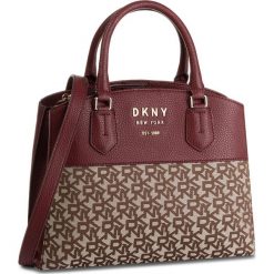Torebka DKNY - Noho Trple Compt Sat R91DFA75 Qla Chn Lg/Bldred. Czerwone torebki klasyczne damskie DKNY, bez wzorów, ze skóry, klasyczne, bez dodatków. W wyprzedaży za 589,00 zł.