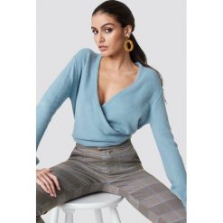 NA-KD Trend Sweter z kopertowym dekoltem - Blue. Niebieskie bez kategorii NA-KD Trend. Za 121,95 zł.