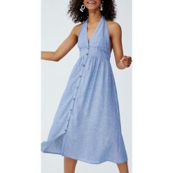 Sukienka midi z tkaniny chambray z dekoltem halter. Niebieskie sukienki damskie Pull&Bear, bez wzorów, z tkaniny, bez kołnierzyka, bez rękawów, midi. Za 96,90 zł.