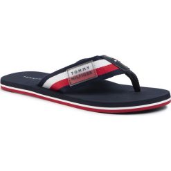 Japonki TOMMY HILFIGER - Rubber Badge Beach Sandal FM0FM02613 Desert Sky DW5. Niebieskie klapki męskie TOMMY HILFIGER, ze skóry, bez zapięcia. Za 159,00 zł.