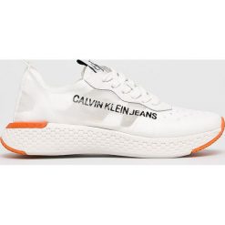 Calvin Klein Jeans - Buty Alexia. Białe buty sportowe damskie Calvin Klein Jeans, z jeansu. W wyprzedaży za 529,90 zł.