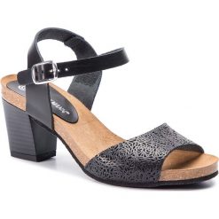 Sandały DR. BRINKMANN - 710947 Schwarz 1. Czarne klapki damskie Dr. Brinkmann, bez wzorów, ze skóry, bez obcasa, na obcasie. W wyprzedaży za 189,00 zł.