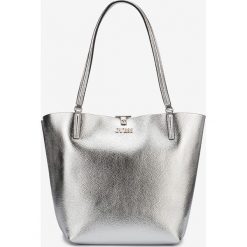 Guess Alby Toggle Torebka Srebrny. Szare torebki klasyczne damskie Guess, z aplikacjami, z materiału, bez dodatków. Za 636,95 zł.