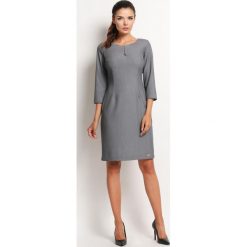 Szara Elegancka Prosta Sukienka z Ozdobnym Dekoltem. Szare sukienki balowe Molly.pl, na co dzień, l, z klasycznym kołnierzykiem, midi, dopasowane. Za 125,90 zł.
