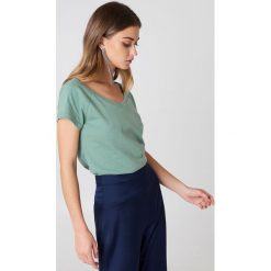 Josefin Ekström for NA-KD T-shirt z odkrytymi ramionami - Green. Zielone t-shirty damskie marki Josefin Ekström for NA-KD, m, z bawełny. W wyprzedaży za 32,38 zł.