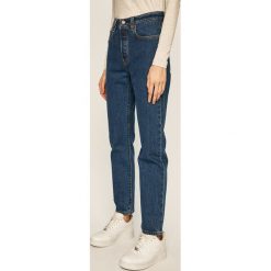 Levi's - Jeansy Charleston. Czerwone jeansy damskie Levi's®, s, z podwyższonym stanem. W wyprzedaży za 299,90 zł.