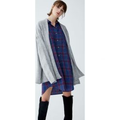 Miękki kardigan z dzianiny. Szare kardigany damskie Pull&Bear, z dzianiny. Za 99,90 zł.