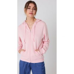 NA-KD Basic Bluza basic z kapturem - Pink. Różowe bluzy damskie marki NA-KD Basic, bez wzorów, bez rękawów, z kapturem. W wyprzedaży za 40,38 zł.