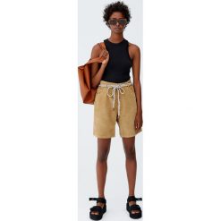 Gładki top basic z dekoltem halter. Czarne koszulki damskie Pull&Bear, bez wzorów, bez kołnierzyka. Za 29,90 zł.