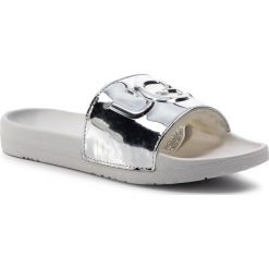 Klapki UGG - W Royale 1101189 W/Slvr. Szare klapki damskie Ugg, bez wzorów, ze skóry ekologicznej, bez obcasa. W wyprzedaży za 209,00 zł.