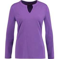 Koszulka w kolorze fioletowym. Fioletowe koszulki damskie Gerry Weber, bez wzorów, bez kołnierzyka, z długim rękawem. W wyprzedaży za 64,95 zł.