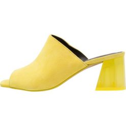L'INTERVALLE DANICA Klapki yellow. Żółte klapki damskie marki L'INTERVALLE, bez wzorów, ze skóry, bez obcasa. Za 419,00 zł.