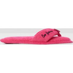 Etam - Kapcie Lupita. Różowe kapcie damskie Etam, z materiału. W wyprzedaży za 49,90 zł.