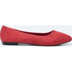 Gładkie baleriny - Czerwony. Czerwone baleriny damskie Sinsay, bez wzorów, bez obcasa. Za 19,99 zł.
