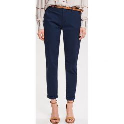 Spodnie chino - Granatowy. Niebieskie chinosy damskie marki Reserved. Za 89,99 zł.