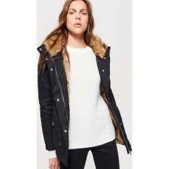 Kurtka typu parka - Czarny. Czarne parki damskie Cropp, s. Za 249,99 zł.