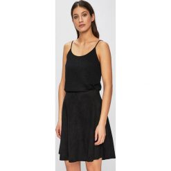 Jacqueline de Yong - Top. Czarne bluzki damskie Jacqueline de Yong, s, bez wzorów, z elastanu, z okrągłym kołnierzem. W wyprzedaży za 29,90 zł.