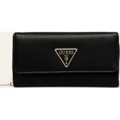 Guess Jeans - Portfel. Białe portfele damskie Guess Jeans, z aplikacjami, z poliesteru. W wyprzedaży za 199,90 zł.