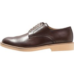 Florsheim ROVIGO Oksfordki dark brown. Pomarańczowe buty wizytowe męskie marki Florsheim, bez wzorów, ze skóry, eleganckie, na sznurówki. W wyprzedaży za 443,40 zł.