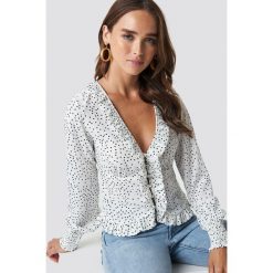 NA-KD Boho Bluzka z falbankami - White. Białe bluzki damskie marki NA-KD Boho, bez wzorów, z tkaniny, boho, z falbankami, z długim rękawem. Za 121,95 zł.