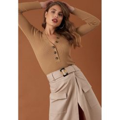 NA-KD Trend Sweter z guzikami - Beige. Brązowe swetry klasyczne damskie NA-KD Trend, dekolt w kształcie v. Za 141,95 zł.