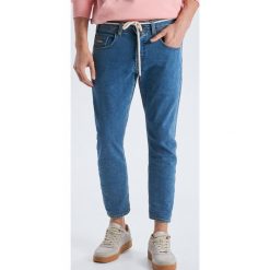 Jeansy Comfort Cropped ze sznurkiem - Niebieski. Niebieskie jeansy męskie marki Cropp. Za 129,99 zł.