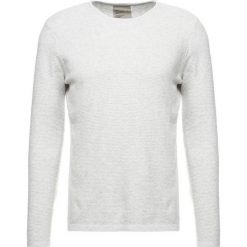 Swetry klasyczne męskie: RVLT Sweter light grey