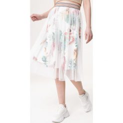 Biała Spódnica Austere. Białe spódniczki damskie Born2be, m, z aplikacjami, z dzianiny, midi, rozkloszowane. Za 69,99 zł.