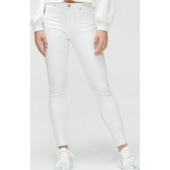 Jeansy skinny ze średnim stanem - Biały. Białe jeansy damskie Cropp. Za 99,99 zł.