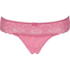 Stringi "Marina" w kolorze jagodowym. Różowe stringi damskie Lascana & Co., w koronkowe wzory, z koronki. W wyprzedaży za 29,95 zł.