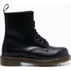Dr Martens - Botki. Czarne buty zimowe damskie marki Dr. Martens, z materiału, na obcasie, na sznurówki. Za 669,90 zł.