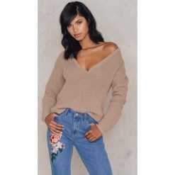 Swetry oversize damskie: Josefin Ekström for NA-KD Sweter z głębokim dekoltem V – Beige