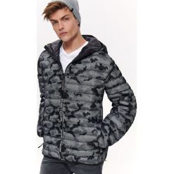 Kurtka we wzór moro. Szare kurtki męskie Top Secret, na lato, xl, z napisami, krótkie, bez kaptura. W wyprzedaży za 89,99 zł.