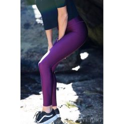 Damskie legginsy BESIE VIOLET. Fioletowe legginsy sportowe damskie Damskie legginsy BESIE VIOLET, s, bez wzorów. W wyprzedaży za 39,00 zł.