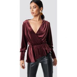 NA-KD Party Overlap Velvet Top - Red. Czerwone topy damskie marki NA-KD Party, bez wzorów, bez kołnierzyka. W wyprzedaży za 97,17 zł.