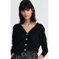 Krótki kardigan - Czarny. Czarne swetry damskie Reserved, m, bez wzorów. Za 69,99 zł.