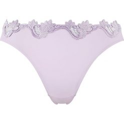 Stringi w kolorze fioletowym. Fioletowe stringi damskie marki Guy de France, s, w koronkowe wzory, z koronki. W wyprzedaży za 36,95 zł.