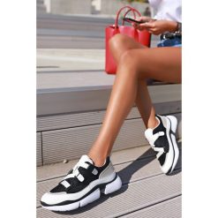 Damskie buty sportowe JELENA BLACK. Czarne buty sportowe damskie IVET, bez wzorów, sportowe. W wyprzedaży za 29,00 zł.