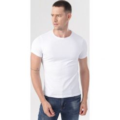 Biała Koszulka Nesseli. Białe koszulki męskie Born2be, xl, bez wzorów, bez kołnierzyka, bez rękawów. Za 49,99 zł.