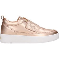 Półbuty GUESS FREDA. Brązowe półbuty damskie Guess, z aplikacjami, ze skóry, bez obcasa, bez zapięcia. Za 249,90 zł.