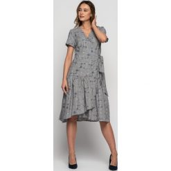 Szara sukienka we wzory z wiązaniem w pasie RABARBAR. Szare sukienki damskie RABARBAR, na co dzień, bez wzorów, z bawełny, eleganckie, z asymetrycznym kołnierzem, bez rękawów, asymetryczne. Za 325,00 zł.